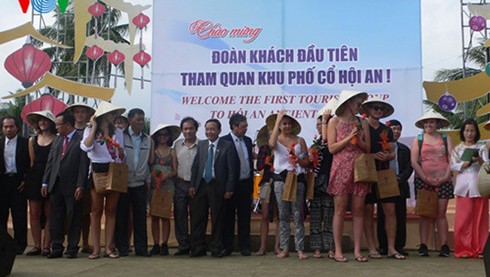 Localidades vietnamitas dan bienvenida a primeros turistas extranjeros en Año Lunar 2016