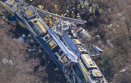 Al menos diez muertos en un choque frontal de dos trenes en Alemania