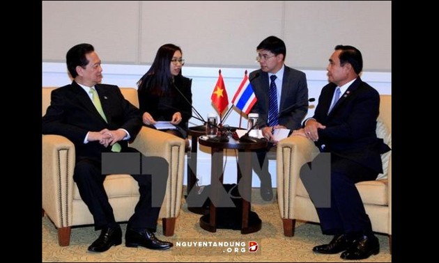 Debaten premieres vietnamita y tailandés medidas para impulsar cooperación bilateral 