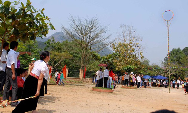 Lanzamiento del “con”, juego popular en festejos tradicionales de los Thai