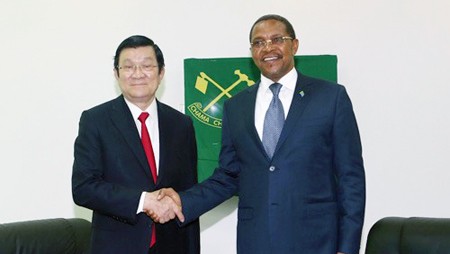 Presidente de Vietnam dialoga con el líder del Partido Revolucionario de Tanzania