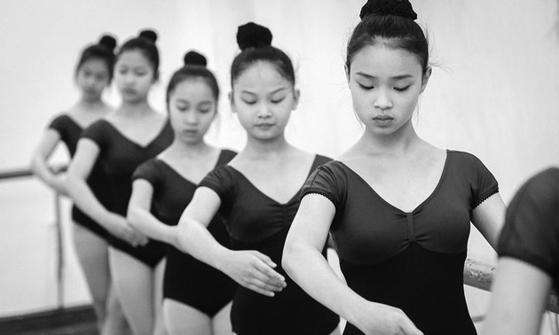 Los hermosos cisnes de la Escuela de Danza vietnamita