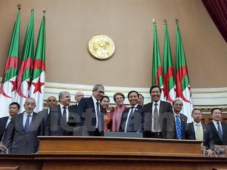 Vietnam y Argelia estrechan relaciones de amistad tradicional  
