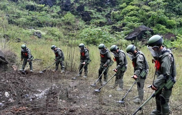 Esfuerzos colosales de Vietnam para descontaminar tierras con bombas y minas 