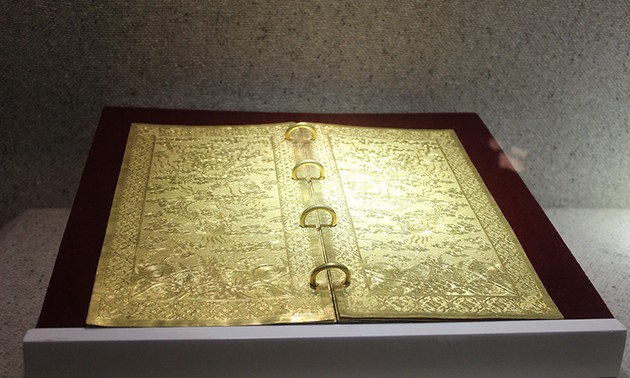 Abierta exposición de libros dorados de la última dinastía vietnamita