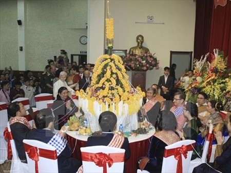 Fiesta tradicional laosiana de Bunpimay celebrada en Hanoi