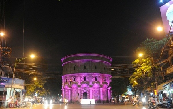 Los Países Bajos iluminan la torre de agua Hang Dau en Hanoi