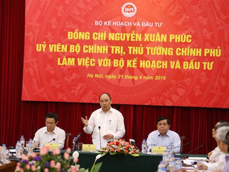 Primer ministro de Vietnam orienta el desarrollo socioeconómico para el próximo lustro