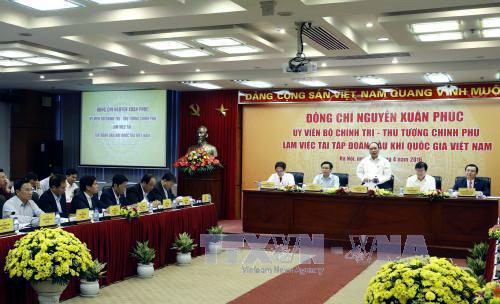 Primer ministro de Vietnam orienta a corporación petrolera nacional la superación de dificultades