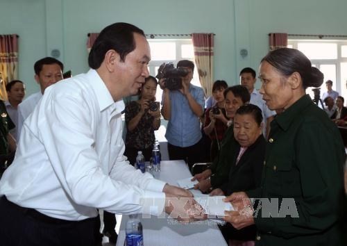 Honra presidente de Vietnam sacrificios de Madres Heroicas y mártires de guerra
