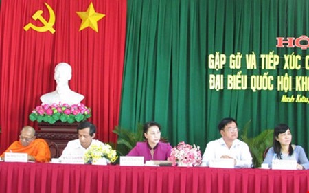 Candidatos a la Asamblea Nacional de Vietnam en contacto preelectoral con votantes