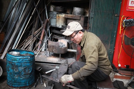 Un artesano del casco histórico de Hanoi