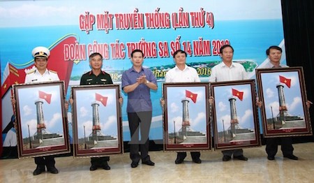 En Ha Giang exhibición de fotos “Queridos mares e islas de la Patria” 