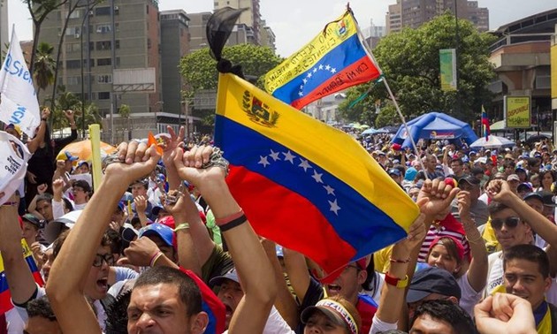 Marchan trabajadores venezolanos a favor del gobierno 