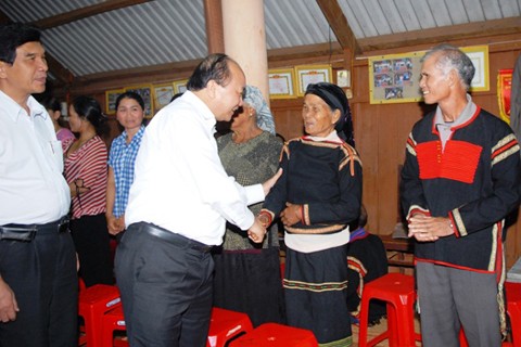 Exhorta premier vietnamita a elevar calidad de vida de comunidad étnica en Tay Nguyen