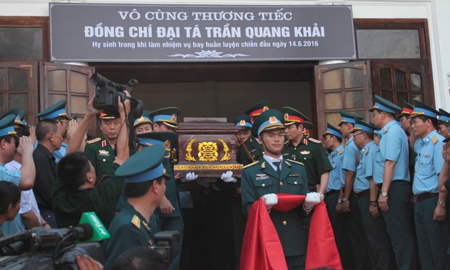 Efectúan funeral con honores militares de Tran Quang Khai, piloto de avión desaparecido