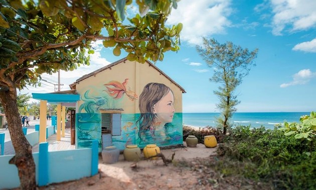 Primera aldea con pintura mural de Vietnam atrae a jóvenes