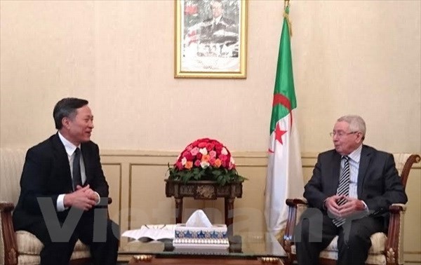 Argelia aprecia el desarrollo económico de Vietnam