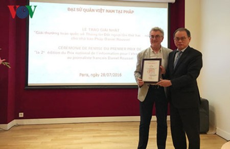 Entregan premio de concurso vietnamita al periodista francés