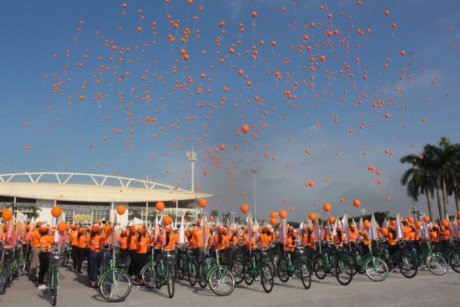 Mil personas pedalean por las víctimas del agente naranja 