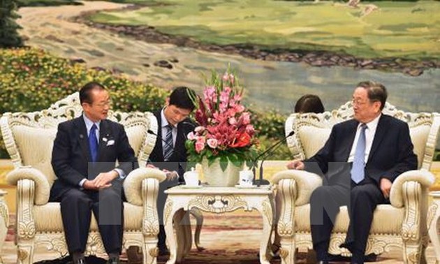 Senador japonés dialoga con máximo asesor político de China 