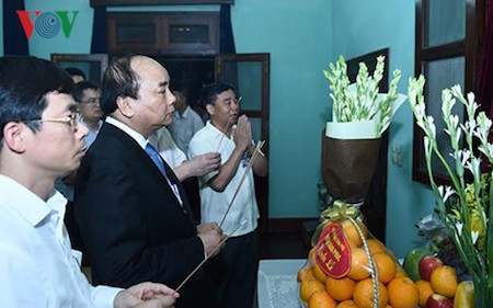 Primer ministro de Vietnam rinde tributo al Gran Líder revolucionario del país