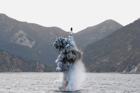 Corea del Norte dispara misil balístico desde submarino, según medios surcoreanos