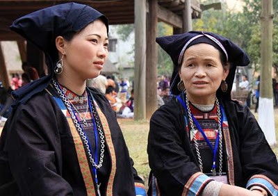 Tela índigo crea encanto de la vestimenta de grupos étnicos