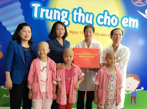 Vicepresidenta de Vietnam entrega presentes de Fiesta de Medio Otoño a pacientes oncológicos