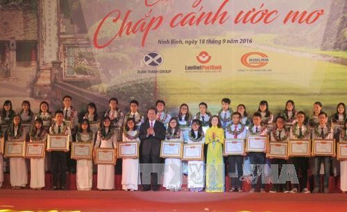 Distinguen a unos 200 alumnos y deportistas de provincia norvietnamita 