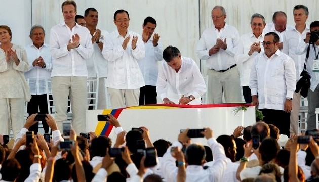  Gobierno colombiano y FARC firman histórico acuerdo de paz