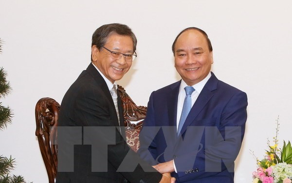 Primer ministro de Vietnam recibe a embajador y experto de Japón