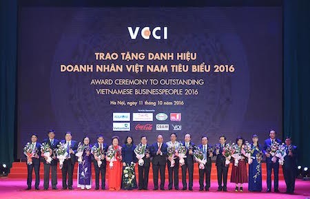 Gala en honor a los hombres de negocios vietnamitas sobresalientes de 2016 