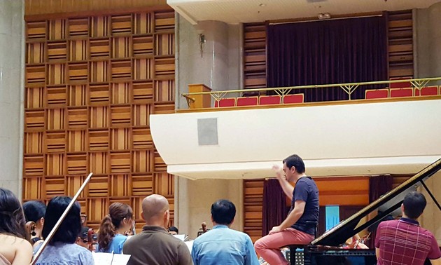 Director David Gómez Ramírez y la orquesta de la Academia Nacional de Música de Vietnam 