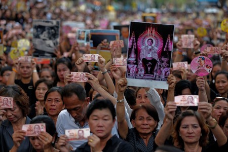 Miles de tailandeses rinden homenaje a su fallecido rey