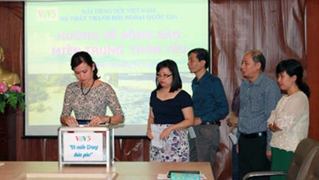 VOV5 con las víctimas de inundaciones en centro vietnamita
