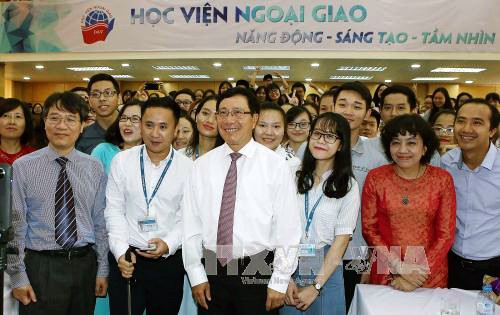 Vietnam aboga por renovar capacitación del personal diplomático