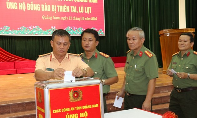 Continúan las donaciones para pobladores afectados por las inundaciones en el centro de Vietnam