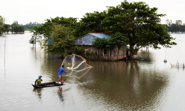 Agricultores del Delta del río Mekong en época de crecidas
