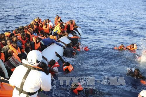 Al menos 12 muertos deja naufragio de barco de inmigrantes en Libia 