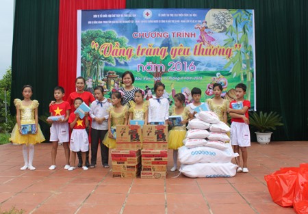 Efectúan Festival de Medio Otoño para los niños discapacitados en Bac Kan