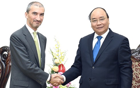 Primer ministro vietnamita recibe a embajadores de Portugal y Serbia
