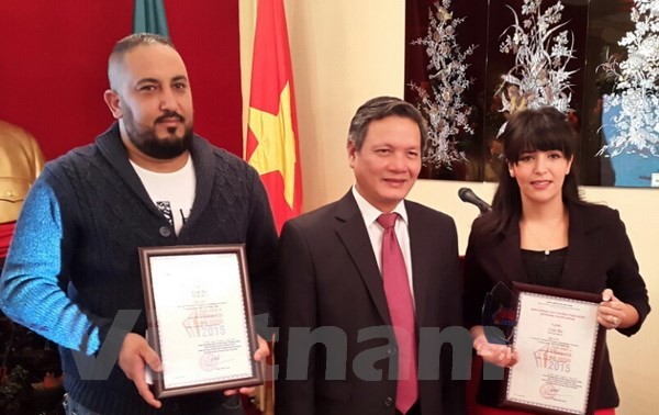 Dos periodistas argelinos condecorados con el Premio de Informaciones al Exterior de Vietnam