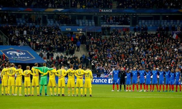 Recuerdan a víctimas de atentado terrorista en París