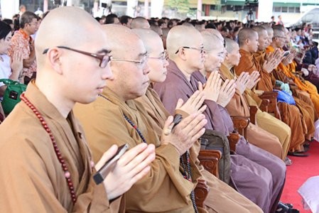 Budistas rezan por la paz en Indonesia