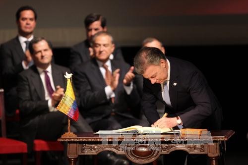 Gobierno de Colombia y FARC firman acuerdo de paz modificado 