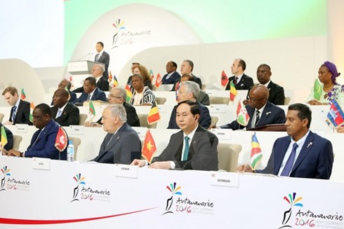 Presidente vietnamita finaliza visitas a países y asistencia a Cumbres de APEC y de la Francofonía