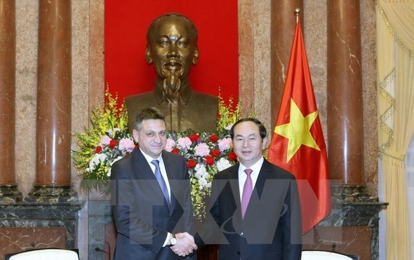 Presidente de Vietnam recibe al titular de la Agencia Estatal de Inteligencia de Bulgaria