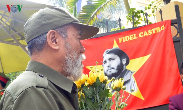 Vietnamitas rinden homenaje a Fidel Castro en Hanoi