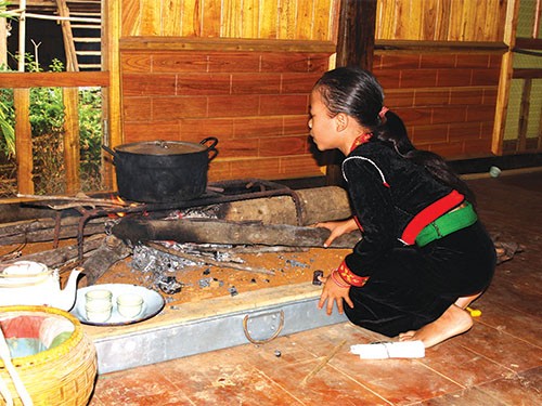 Etnia Kho Mu aprecia la hornilla y el fuego